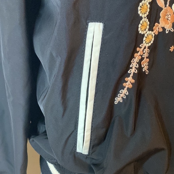 NWOT Forever 21 Black, White & Floral Zip Up Jacket Size Small - Picture 6 of 12